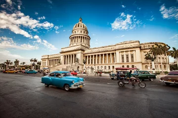 Deurstickers Havana HAVANA, CUBA - JUNI 7, 2011: Oude klassieke Amerikaanse autoritten in f