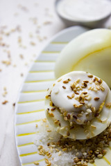 Teeeier mit geröstetem Sesam und Joghurt-Dip auf einer Schale