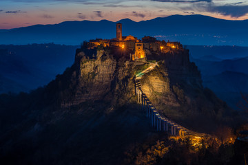 Fototapeta premium Panorama con vista di Civita di Bagnoregio arroccata sul cucuzzolo all’alba