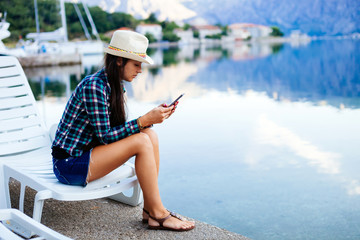 girl travel and search in smartphone