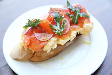 Scrambled eggs with smoked salmon and whole wheat toast