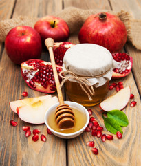 Honey with pomegranate and apples