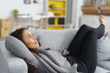 junge frau entspannt auf dem sofa