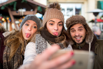 Freunde, Paar, Gruppe schiesst Selfie Foto auf dem Weihnachtsmarkt