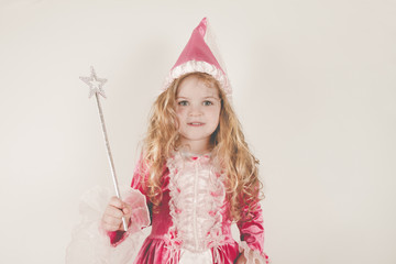 bambina in costume da carnevale