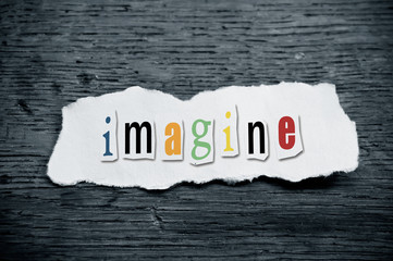 Concept mot créatif sur papier déchiré - imagine