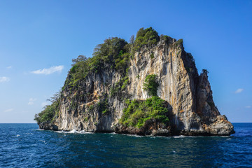 Fototapeta na wymiar Uninhabited island between Krabi and Phuket