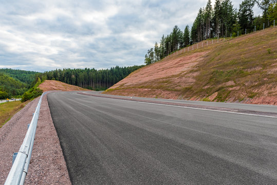 Neu gebaute Stra&szlig;e