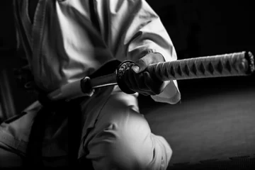 Papier Peint photo Lavable Arts martiaux Gros plan sur un jeune combattant d& 39 arts martiaux avec emplacement de katana en position seiza, noir et blanc.