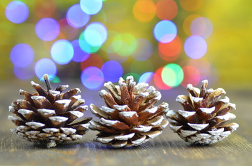 dekoracyjne szyszki na tle magicznego bokeh © Darios