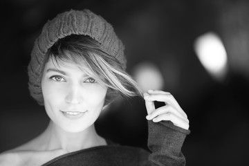 Bellissimo sguardo di una ragazza con la cuffiuetta che si tocca delicatamente un ciuffo dei...