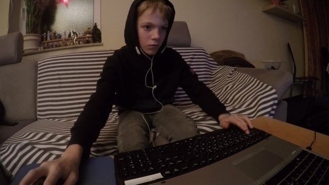 Kind spielt am PC in der Dunkelheit der Nacht