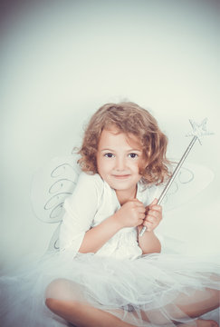 bambina con le ali di fata