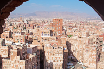 La città vecchia di Sana'a, case decorate, palazzi, minareti, moschee, nebbia, arco, muretto, Yemen