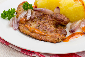 Fried calf's liver with shallots, dumplings