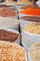 Sacchi di spezie, zafferano, mais e cereali al mercato del sale della città vecchia di Sana'a,...