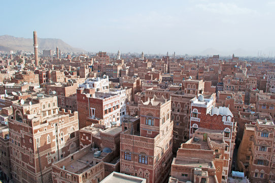 La città vecchia di Sana'a, case decorate, palazzi, minareti e la moschea Saleh nella nebbia, Yemen