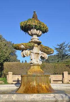 fontana rinascimentale nel parco di villa pamphili a roma,italia