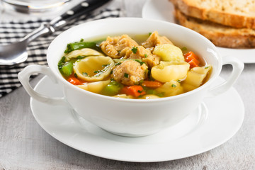 vegane Nudelsuppe mit Sojafleisch - vegan noodle soup with soy c
