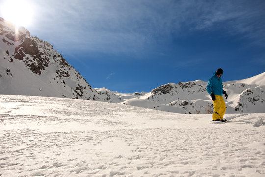  Young man snowboarding