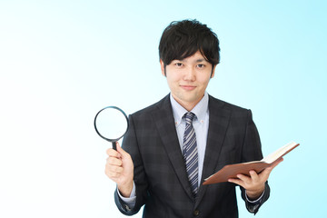 拡大鏡を持つビジネスマン