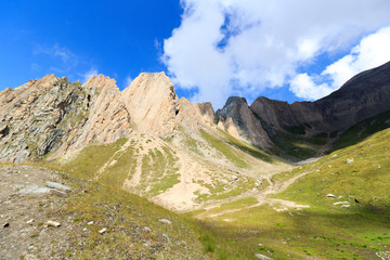 Fototapeta premium Mountain range with Rote Säule in the Hohe Tauern Alps, Austria