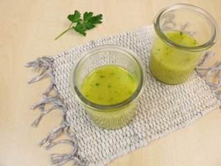 Senfsuppe im Glas