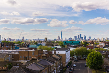 Residential area with flats in south London with a view of the city - 98298472