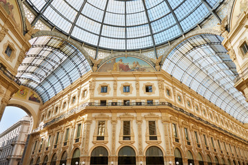 Fototapeta premium Mediolan, widok wnętrza galerii Vittorio Emanuele w słoneczny dzień