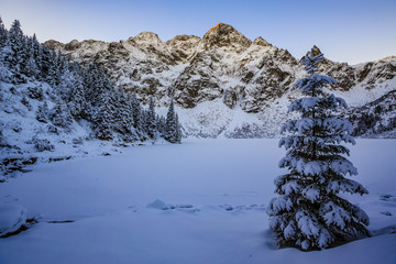 Fototapeta na wymiar Winter mountain landscape - Morskie Oko, Tatra Mountains, Poland 
