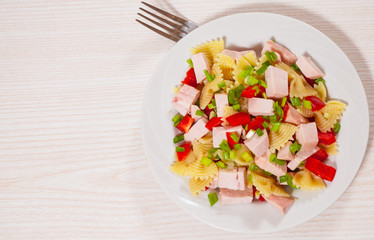 pasta salad with chicken and vegetables