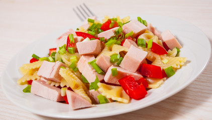 pasta salad with chicken and vegetables