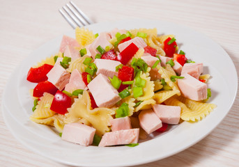 pasta salad with chicken and vegetables