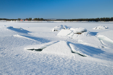 Obraz premium Morgenstimmung an einem zugefrorenen See in Schweden