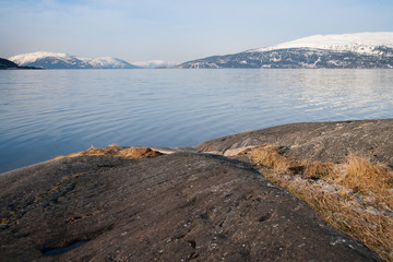 Fjordlandschaft in Norwegen im Winter