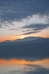 Fototapeta na wymiar Tramonto sul lago di Avigliana