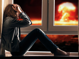 Ядерный взрыв. девушка Девушка сидит на окне. Девушка...