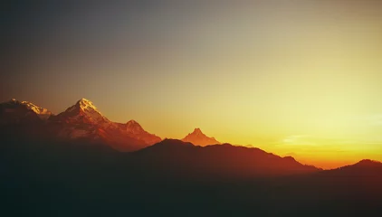 Schilderijen op glas prachtig berglandschap met zonsopgang in Himalaya Nepal © Annatamila