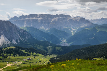 Fototapeta na wymiar Trentino Alto Adige - Italia, vista delle cime e della valle