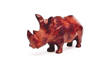 Фигурка носорога из марокканской сосны на белом фоне. © platosha49