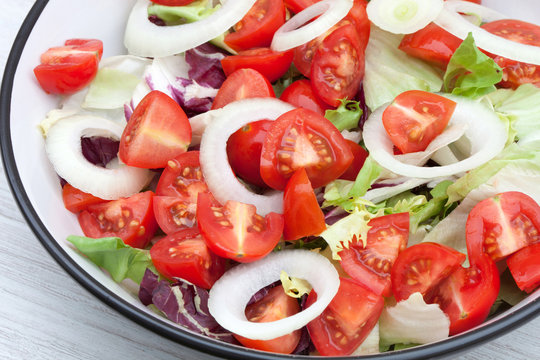 Delicious green salad with tomatoes