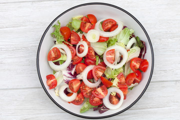 Delicious green salad with tomatoes