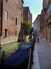 Fototapeta na wymiar small canal in Venezia with a gondola