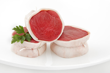 tournedos de boeuf crus sur plat