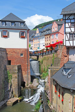 der ber&uuml;hmte Wasserfall des Leukbach in der Altstadt von Saarburg,Rheinland-Pfalz,Deutschland
