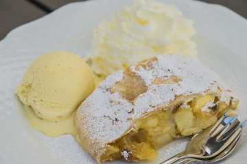 tarte aux pommes/Apfelstrudel avec glace vanille et chantilly