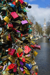Liebesschlösser auf einer Brücke in Amsterdam