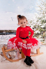 fillette souriante en tutu rouge