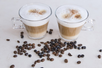 Milchkaffee mit Kaffeebohnen