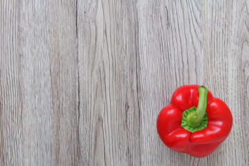 Poivron rouge sur fond bois 